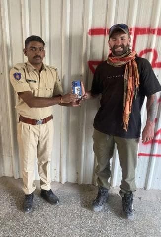 विदेशी नागरिक के खोए हुए आईफोन 16 प्रो मैक्स मोबाईल को आधे घण्टे में ढूंढ कर पुनः विदेशी नागरिक को सुपर्द किया।