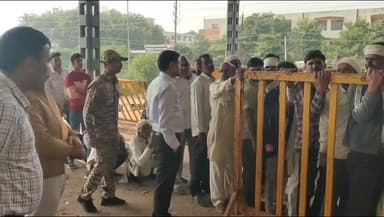 कलेक्टर भिण्ड ने नवीन कृषि उपज मण्डी भिण्ड पहुंचकर खाद हेतु पर्ची वितरण व्यवस्था का जायजा लिया तथा पर्ची वितरण व्यवस्था ...