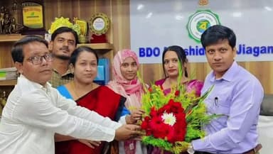 মুর্শিদাবাদ জিয়াগঞ্জ: নবনিযুক্ত বিডিও মানস কুমার বাগ-এর সাথে সৌজন্য সাক্ষাৎ-এলাকার সমস্যার সমাধান নিয়ে আলোচনা করলেন জেলা পরিষদের মগরেব সরকার