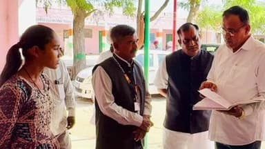 सिवाना: बाड़मेर सांसद उम्मेदाराम बेनीवाल ने सिवाना पंचायत समिति के राजकीय उच्च माध्यमिक विद्यालय मोतीसरा का किया औचक निरीक्षण