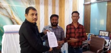 माण्डू विधायक माननीय श्री निर्मल महतो जी को विद्यालय भवन मरम्मति एवं सुंदरीकरण के लिए आवेदन देते हुए,U,H,S, उमेश करमाली