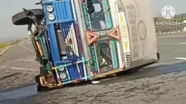 बोली क्षेत्र में दिल्ली-मुंबई एक्सप्रेस वे पर डिवाइडर से टकराकर ट्रक पलटा, चालक घायल, यातायात बाधित