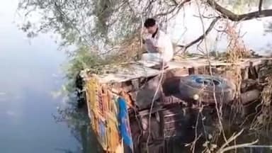 বারাসত ২: খড়িবাড়ি সাহাজীপাড়া মোড়ে মেছোভেরিতে মাছ ভর্তি বোলেরো গাড়ি উল্টে বিপত্তি