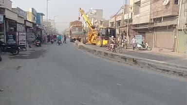 ਕੋਟਕਪੂਰਾ: ਮੁਕਤਸਰ ਮੋੜ ਦੇ ਡਿਵਾਈਡਰ ਉੱਪਰ ਬੋਰੀਆਂ ਨਾਲ ਲੱਦਿਆ ਚੜਿਆ ਟਰੱਕ ਟਰੈਫਿਕ ਹੋਇਆ ਜਾਮ, ਹਾਈਡਰਾ ਮੰਗਵਾ ਪੁਲਿਸ ਨੇ ਕਰਵਾਇਆ ਪਾਸੇ