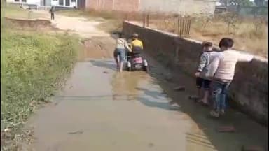 नौगावां सादात: नौगांवा के मोहल्ला हाता में मुख्य रास्ते पर जल भराव, लोगों ने किया प्रदर्शन