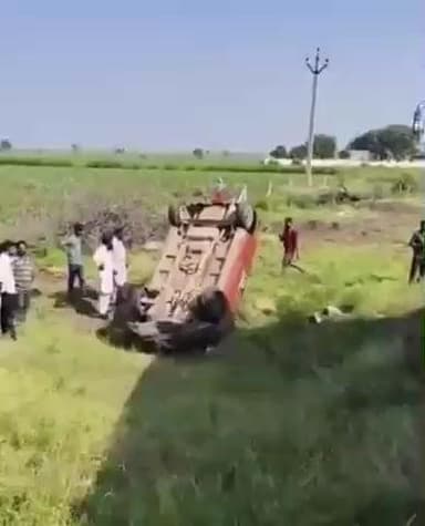 మానవపాడ్: మనోపాడు మండల కేంద్రంలోని 44వ జాతీయ రహదారిపై మూడు వాహనాలు డీ..ఇద్దరు వ్యక్తులకు గాయాలు