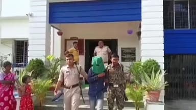 তুফানগঞ্জ ২: বক্সিরহাটের সূর্য সংঘম মোর চিলড্রেন পার্ক সংলগ্ন এলাকায় ৫৩.২৫ গ্রাম নিষিদ্ধ মাদকদ্রব্য সহ গ্রেপ্তার যুবককে আদালতে পেশ