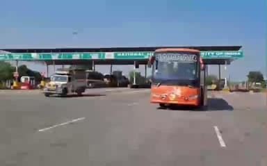 ఉండవెల్లి: ఉండవెల్లి పుల్లూరు టోల్ ప్లాజా వద్ద నడిరోడ్డుపై నిలిచిపోయిన ట్రావెల్ బస్సు...ప్రయాణికుల ఇబ్బందులు