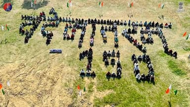 देशभक्ति का अनोखा संगम : श्यालावास जेल में बनी ‘वंदे मातरम्’ की मानव श्रृंखला
#RajasthanPolice
#DausaPolice
#VandeMatar...