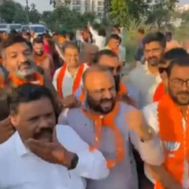 રાજકોટ પૂર્વ: ભાજપ કાર્યકરો દ્વારા કમલમ ખાતે ભાજપને બિહારમાં મળેલ જીતની ફટાકડા ફોડી શાનદાર ઉજવણી કરાઇ