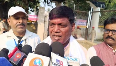 रुपौली से जदयू प्रत्याशी कलाधर मंडल जीत के बाद सर्टिफिकेट लेने मतगणना केंद्र पहुँचे।मीडिया को किया सम्बोधित
#biharvidhan...