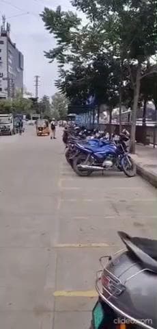 మేడ్చల్: జేఎన్టీయూ మెట్రో స్టేషన్ వద్ద నిలిపిన వాహనాల ఫోటోలు కొడుతున్న ట్రాఫిక్ కానిస్టేబుల్