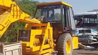 भोपालगढ़: पालड़ी-नागलवास सीमा पर बस और ट्रैक्टर की भिड़ंत, हादसे में बस का अगला हिस्सा क्षतिग्रस्त, कोई हताहत नहीं