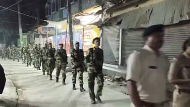 आज दिनांक 14.11.2025 को कटिहार जिला के विभिन्न थाना क्षेत्रों में विधि-व्यवस्था एवं सुरक्षा-व्यवस्था को सुदृढ़ बनाए रखने हेतु पुलिस द्वारा फ्लैग मार्च, वाहन जाँच एवं एरिया डोमिनेशन संचालित किया गया।