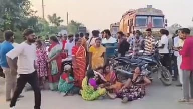 మైలవరం పోలీస్ స్టేషన్ వద్ద బాధితులు ఆందోళన