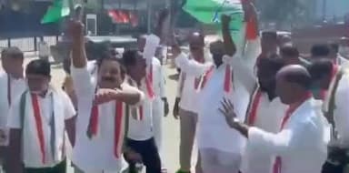 మేడ్చల్: నాచారం చౌరస్తా వద్ద టపాసులు పేల్చి సంబరాలు చేసిన కాంగ్రెస్ నాయకులు