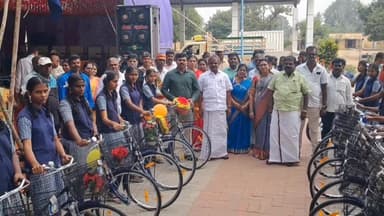 நல்லம்பள்ளி: அதியமான் அரசு மேல்நிலைப் பள்ளியில் மாணவ, மாணவிகளுக்கு விலையில்லா மிதிவண்டிகளை கலெக்டர் ரெ.சதீஸ் அவர்கள் வழங்கினார்.