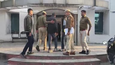 #उदयपुर_पुलिस
जिला पुलिस अधीक्षक उदयपुर के निर्देशन में थानाधिकारी प्रतापनगर मय टीम द्वारा जानलेवा हमला करने के मामले में अभियुक्त पिता-पुत्र गिरफ्तार।
#RajasthanPolice
#UdaipurPolice