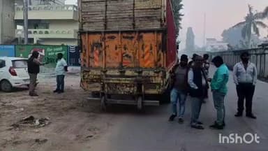 चौरीचौरा: चौरीचौरा में रेलवे क्रासिंग गेट पर फंसा बालू लदा ट्रक, डेड घंटा बाधित रहा ट्रेनों का आवागमन