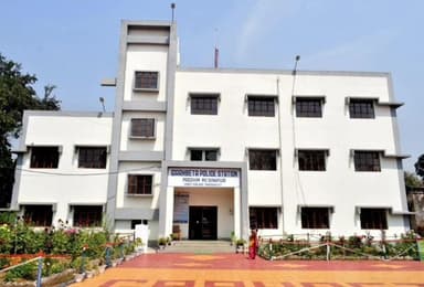 গড়বেতা ১: মাঝ বয়সী মহিলার ঝুলন্ত মৃতদেহ উদ্ধারকে ঘিরে চাঞ্চল্য গড়বেতার ফুলবাড়িয়ার বলরামপুরে,তদন্তে পুলিশ