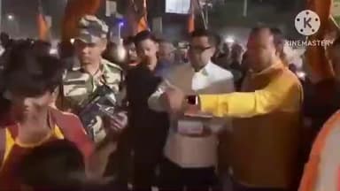 বরজোড়া: বিহার জয় বিজেপির, সেই খুশিতে বড়জোড়ায় চৌমাথা মোড়ে লাড্ডু বিতরনে সাংসদ সৌমত্র খাঁ