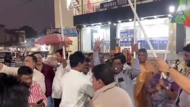 खंडवा नगर: बिहार चुनाव में भाजपा की जीत पर खंडवा में जलसा, केवल राम चौराहे पर ढोल-धमाके व मिठाइयों से मना जश्न