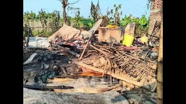 করিমপুর ১: আগুনে পুড়ে ছাই তিনটি বাড়ি।