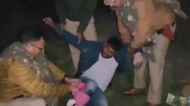 जखनिया: पुलिस की बड़ी कार्रवाई, शातिर वांछित गो-तस्कर मुठभेड़ में घायल, बरामद हुआ देसी तमंचा और मोटरसाइकिल