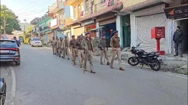 गरुड़: दिल्ली ब्लास्ट के बाद पुलिस ने गरूड़ नगर क्षेत्र में किया मार्च पास्ट, संदिग्ध व्यक्तियों पर पैनी नजर रखी जाएगी