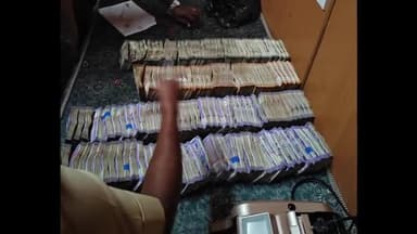 മാനന്തവാടി: തോൽപ്പെട്ടിയിൽ രേഖകളില്ലാതെ കടത്തുകയായിരുന്ന 36 ലക്ഷം രൂപ പിടികൂടി