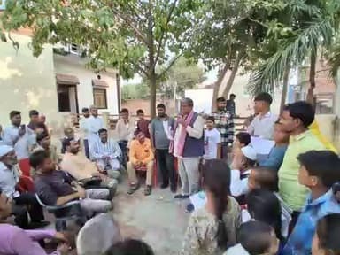 #आज पटियाली विधानसभा के पचपोखरा गांव में वोटर जन जागरूकता अभियान के तहत कई जगह मीटिंग की और लोगों को बताया कि SIR प्रक्रिया में किस तरह से फॉर्म भरना है। कई युवाओं को ट्रेनिंग भी दी।
अब्दुल हफीज गांधी