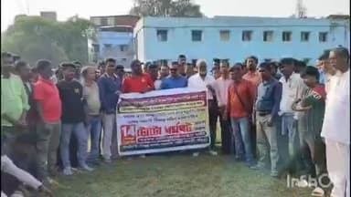 ছাতনা: রেজিস্ট্রেশন ফি কমানোর দাবিতে ছাতনায় টোটোর চাকা থামল ১২ ঘণ্টা