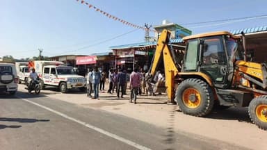 धनाऊ: धनाऊ में नेशनल हाईवे प्रशासन ने भारतमाला सड़क के किनारे अतिक्रमण को जेसीबी के माध्यम से हटाना शुरू किया