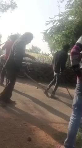 तालबेहट: कड़ेसराकला के मजरा मनेरा में दो पक्षों के बीच विवाद, जमकर चले लाठी-डंडे और लात-घुसे, मारपीट का वीडियो हुआ वायरल