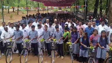 சங்கராபுரம்: சங்கராபுரம் அரசு பெண்கள் மேல்நிலைப் பள்ளியில் மாணவர்களுக்கு விலையில்லா மிதிவண்டிகளை வழங்கிய மாவட்ட ஆட்சியர்