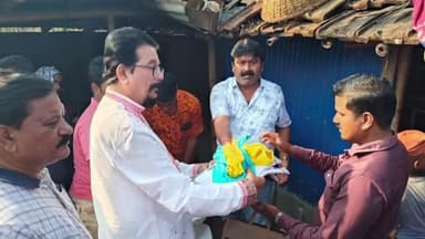 করিমপুর ১: করিমপুরের কেছুয়াডাঙ্গার আজিমপুরে এক ঘর পোড়া অসহায়ের সাহায্যে করিমপুরের বিধায়ক বিমলেন্দু সিংহ রায়