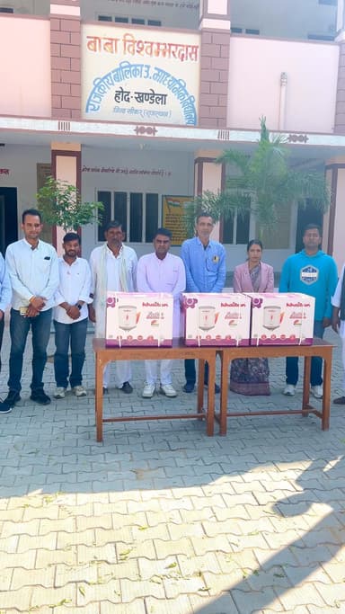 #खण्डेला_विधानसभा_क्षेत्र के राजकीय कस्तूरबा गांधी बालिका छात्रावास, होद के लिए भामाशाह पिंटू शर्मा द्वारा तीन गर्म पानी के गीजर भेंट करने के कार्यक्रम में जनसेवक किशोर दुल्हेपुरा शामिल होकर स्कूल स्टाफ को गीजर भेंट किया!