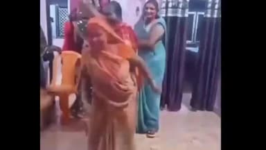 ज़ीरादेई: जीरादेई में एनडीए प्रत्याशी की जीत के बाद महिलाओं ने दी बधाई, नाचते हुए वीडियो वायरल