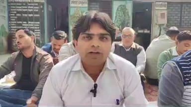 नौगावां सादात: नौगांवा सादात तहसील परिसर में लेखपालों ने वेतन वृद्धि व भत्तों की मांग को लेकर किया एक दिवसीय धरना