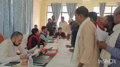 बिंदकी: बिंदकी कस्बे में आयोजित संपूर्ण समाधान दिवस में मुख्य विकास अधिकारी ने फरियादियों की समस्याएं सुनीं