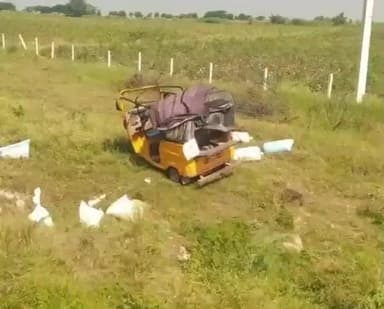 మానవపాడ్: మనోపాడు మండల కేంద్రంలోని 44వ జాతీయ రహదారిపై ఆటో బోల్తా..వ్యక్తికి గాయాలు