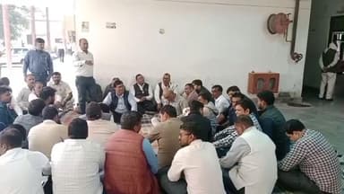 मुहम्मदाबाद गोहना: मुहम्मदाबाद गोहना में लेखपालों ने 8 सूत्रीय मांगों को लेकर सीआरओ को सौंपा ज्ञापन, किया धरना