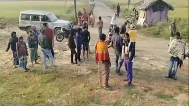 খানাকুল ১: রেললাইনে উদ্ধার ব্যক্তির চার টুকরো দেহ,ট্রেনের ধাক্কায় মৃত্যু বলে অনুমান,চাঞ্চল্য বলুন্ডি এলাকায়