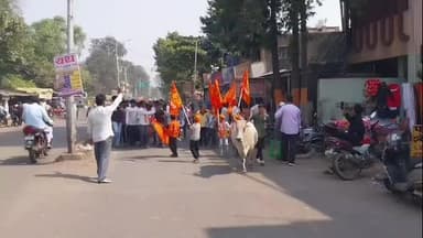 यावल: यावल येथे महाविकास आघाडीच्या उमेदवार छाया पाटील यांचे शक्ती प्रदर्शन करीत उमेदवारी अर्ज दाखल,