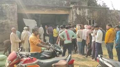 बदलापुर सरोखनपुर में सरकारी गोदाम पर किसानों को सचिव की मौजूदगी में 250 बोरी डीएपी खाद का वितरण