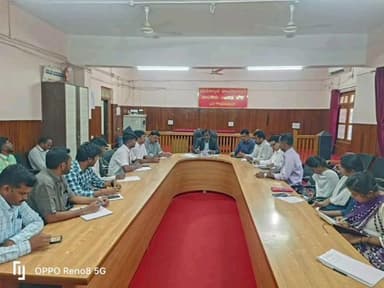 ರಾಣೇಬೆನ್ನೂರು: ನಗರದ ತಹಸೀಲ್ದಾರ್ ಕಚೇರಿಯಲ್ಲಿ ಕಂದಾಯ ಇಲಾಖೆ ಸಿಬ್ಬಂದಿಗಳೊಂದಿಗೆ ಜಿಲ್ಲಾಧಿಕಾರಿ ಸಭೆ