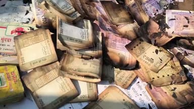 औंढा नागनाथ: शॉर्ट सर्किटने घरास आग लागून काठोडा तांडा येथे शेतकऱ्याचे नगद 5 लाख व इतर साहित्य जळून 7 लाखाचे नुकसान,कुटुंब उघड्यावर