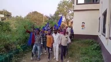 दुर्गावती: बिछिया गांव में जश्न का माहौल, रामगढ़ विधानसभा से बसपा के सतीश यादव उर्फ पिंटू की जीत पर बधाई देने वालों का लगा ताता