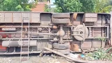 ராதாபுரம்: முருகானந்தபுரம் சாலையோரத்தில் அரசு பேருந்து கவிழ்ந்து விபத்து. 27 பயணிகள் காயம்.