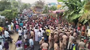 சங்கராபுரம்: சங்கராபுரம் அருகே விவசாய நிலத்தில் மர்மமான முறையில் உயிரிழந்து கிடந்த விவசாயின் மரணத்தில் சந்தேகம் இருப்பதாக கூறி உறவினர்கள் சாலை மறியல்